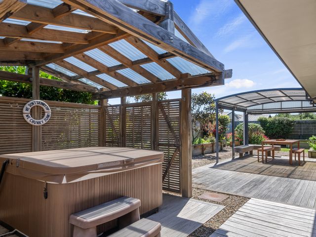 Spa and Sands - Waikanae Beach Holiday Home - 1167074 - photo 1