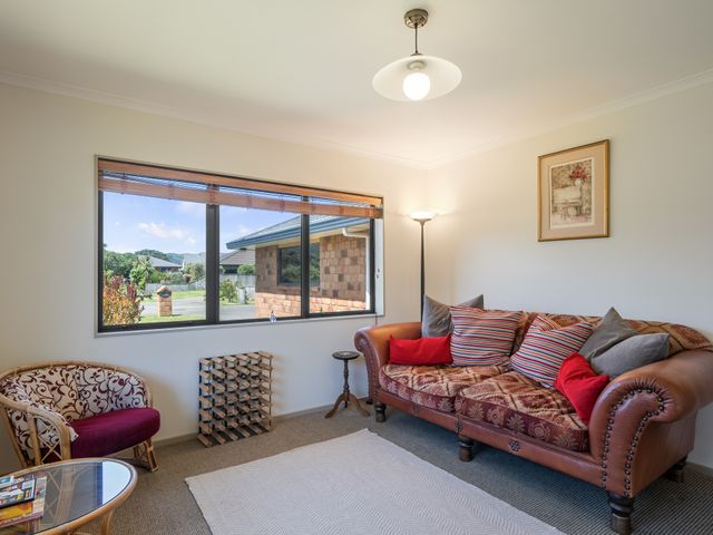 Spa and Sands - Waikanae Beach Holiday Home - 1167074 - photo 5