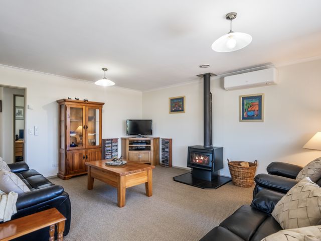 Spa and Sands - Waikanae Beach Holiday Home - 1167074 - photo 4