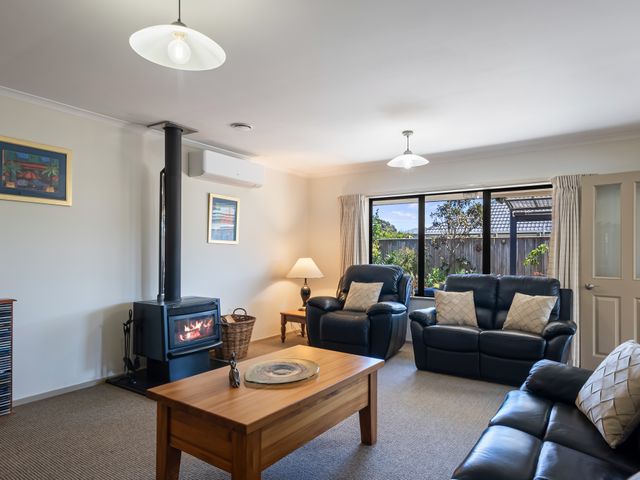 Spa and Sands - Waikanae Beach Holiday Home - 1167074 - photo 3