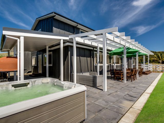 Aroha At 2252 - Waimarama Holiday Home - 1167484 - photo 1