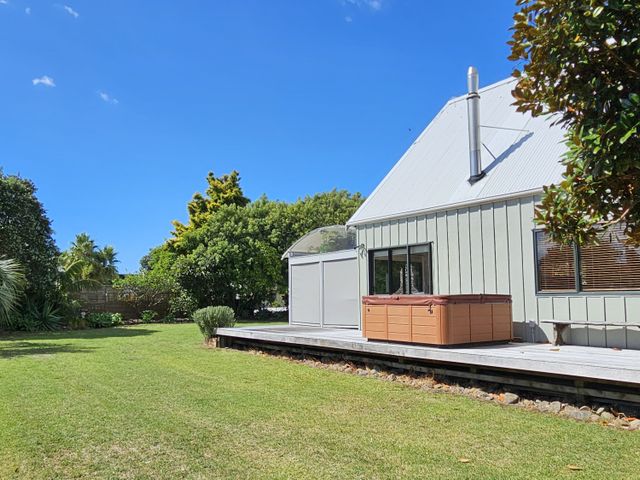 Paradise on Pacific Parade - Matarangi Retreat - 1168073 - photo 1