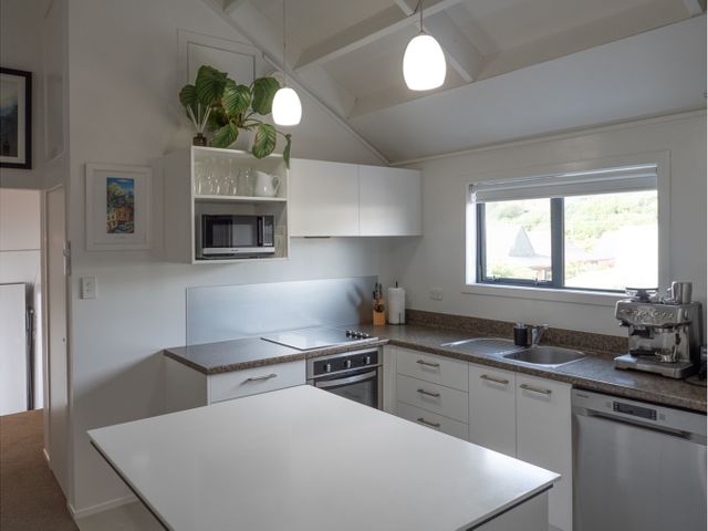 Tawa Retreat - Wellington Holiday Home - 1171438 - photo 3