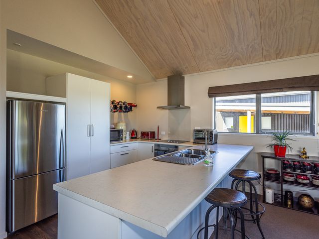 Ohakune Holiday Home Retreat with Hot Tub - 1171439 - photo 4