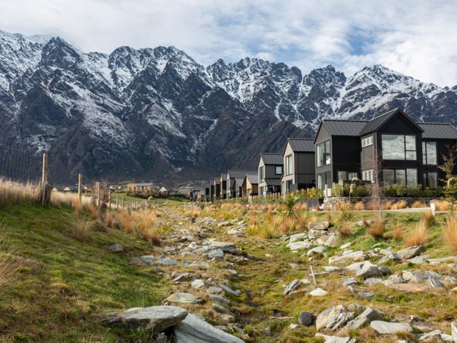 Golfers and Skiers Retreat - Jacks Point Home - 1173059 - photo 2