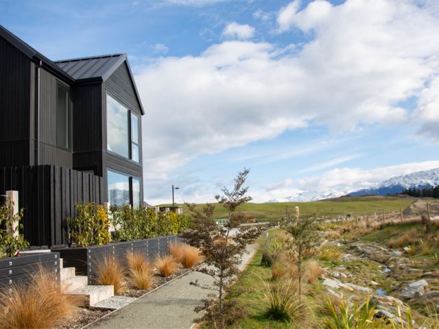 Golfers and Skiers Retreat - Jacks Point Home - 1173059 - photo 3