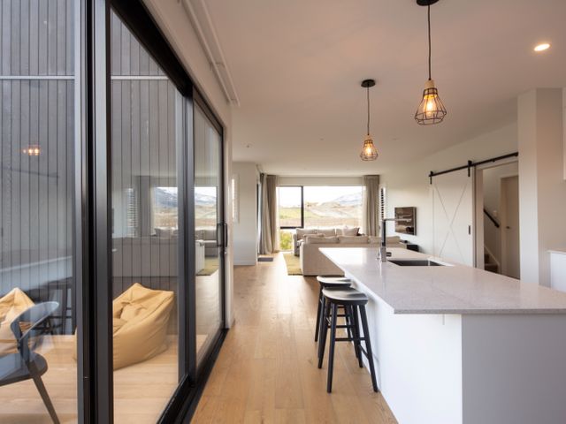 Golfers and Skiers Retreat - Jacks Point Home - 1173059 - photo 5