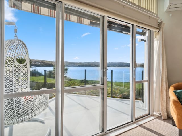 Paremata View - Porirua Waterfront Holiday Home - 1175639 - photo 1