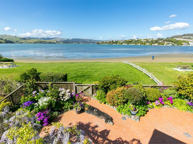 Mana Magic - Porirua Waterfront Holiday Home - 1175639 - photo 1