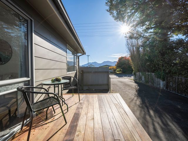 Relaxing Kiwi Bach - Te Anau Holiday Home - 1175858 - photo 2
