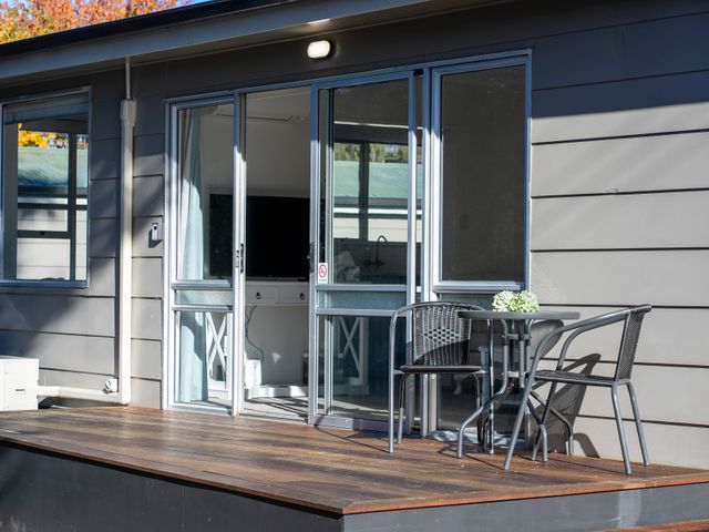 Relaxing Kiwi Bach - Te Anau Holiday Home - 1175858 - photo 3