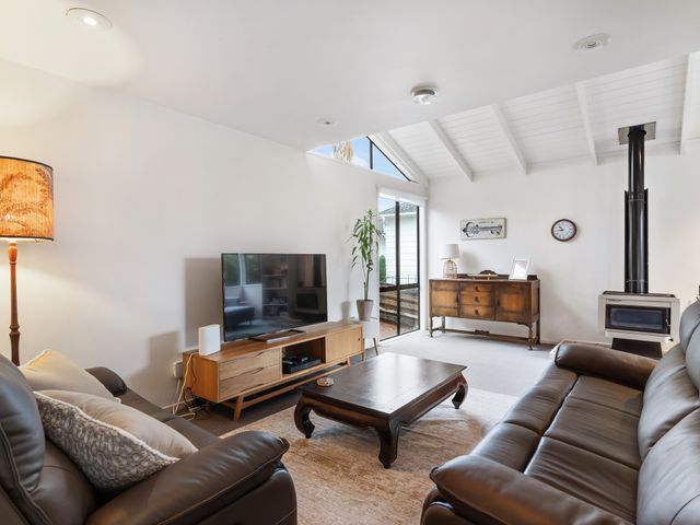Waiake Family Retreat - Auckland Holiday Home - 1176219 - photo 1