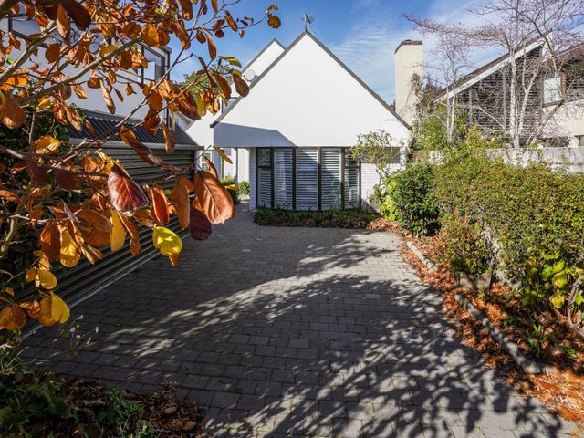 Stylish Fendalton Townhouse - Prime Location - 1176673 - photo 1 