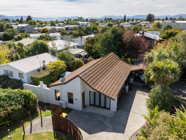 A house with garden and driveway at Te anau holiday home in Te Anau