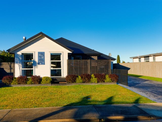 A house with a fence and garden at Kaikoura in Kaikoura