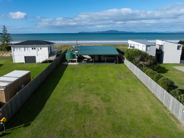 An outdoor area with houses and a view of the ocean at Natives Nest - Karikari Peninsula Escape Kaitaia