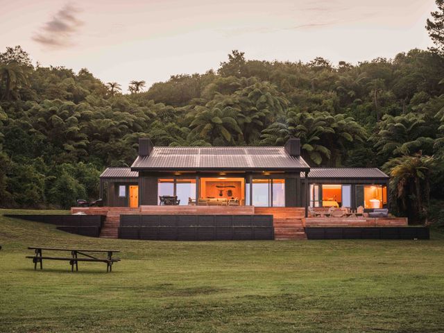 Lakefront Luxury at Okere Falls Lake Rotoiti - 1181864 - photo 1 