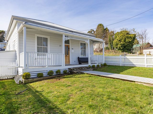 A house with a front lawn and a pathway at Ohakune Holiday Home in Ohakune