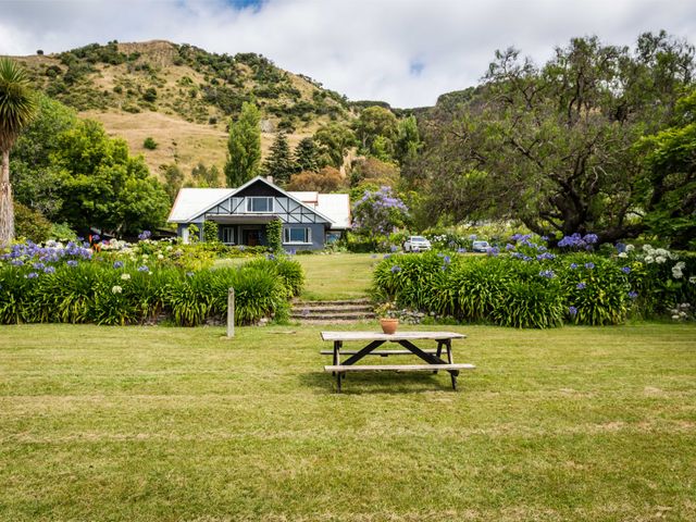 A garden with a house and table at Dunluce Coastal Farmstay - Kaikoura