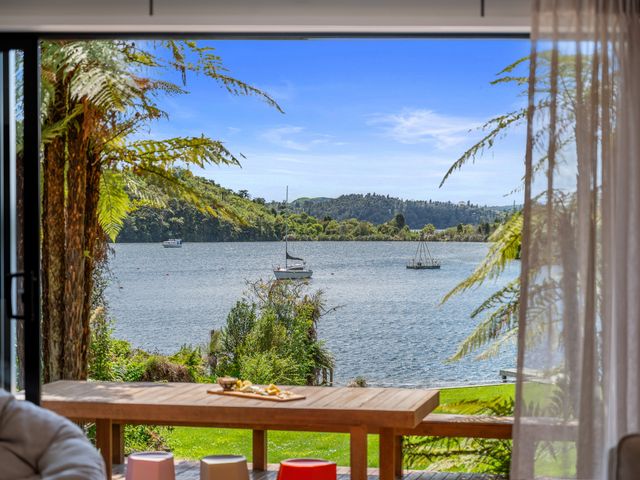 Okawa Bay Lakeside - Lake Rotoiti A-Frame - 1184165 - photo 1 