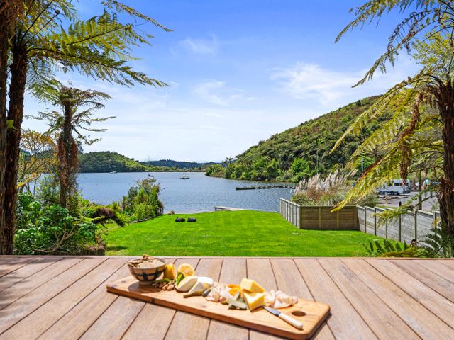 Okawa Bay Lakeside - Lake Rotoiti A-Frame - 1184165 - photo 2