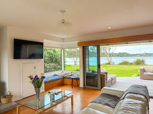 Tranquil Waterfront Getaway - Point Wells - 1191859 - photo 5