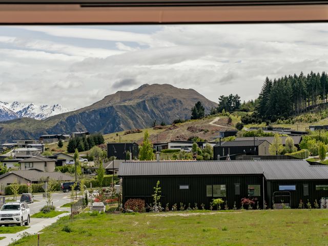 A view of houses and mountains in Wanaka Skiwi - Wanaka Holiday Home Wanaka