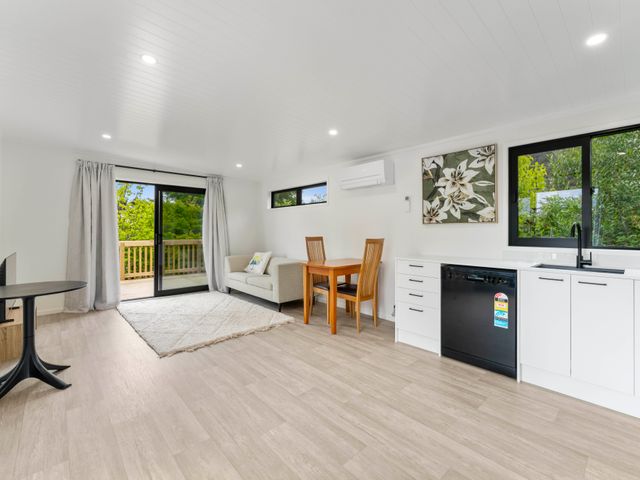 Deckside Escape - Lake Taupo Holiday Home - 1192841 - photo 4