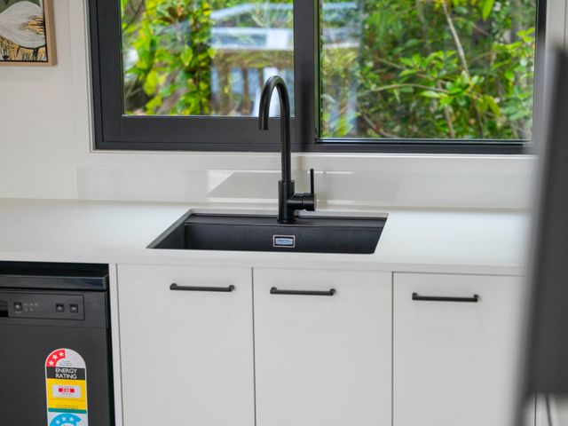 Deckside Escape - Lake Taupo Holiday Home - 1192841 - photo 5