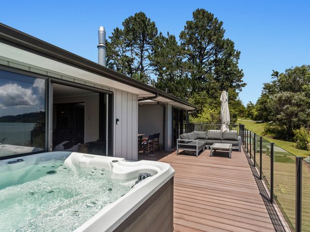 Hihi O Te Ra - Waterfront Waiotahe Holiday Home - 1193777 - photo 1 