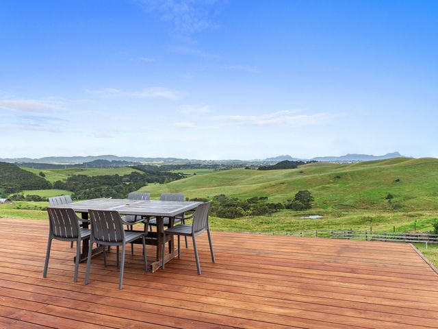 A deck with a table and chairs at Mania Views Waipu in Waipu