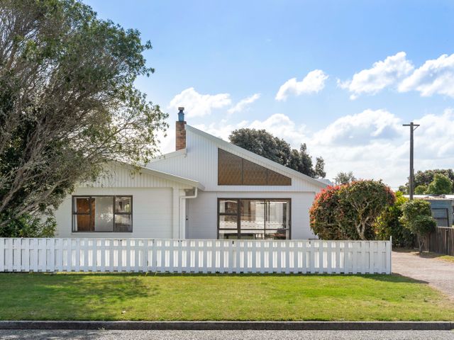 Relax on Linton - Whangamata Holiday Home - 1195942 - photo 1 