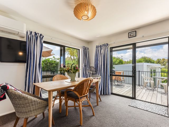 A dining room with a table and chairs at Casa Verde - Mapua Holiday Home, Mapua