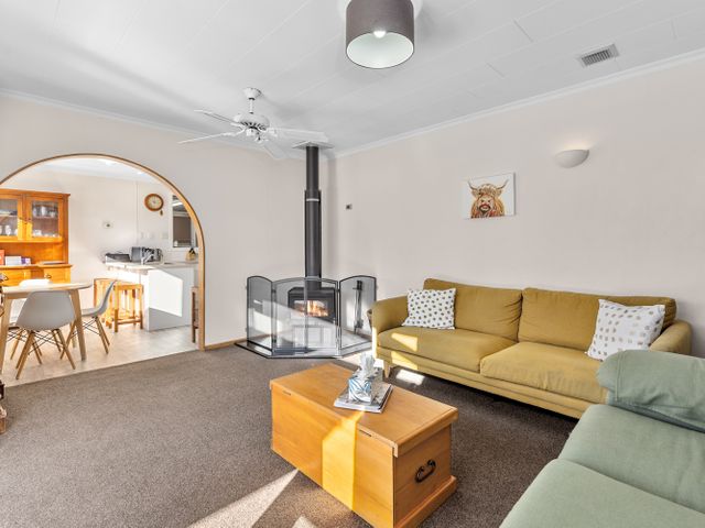 Get Away By The Green - Cromwell Holiday Home - 1203940 - photo 3