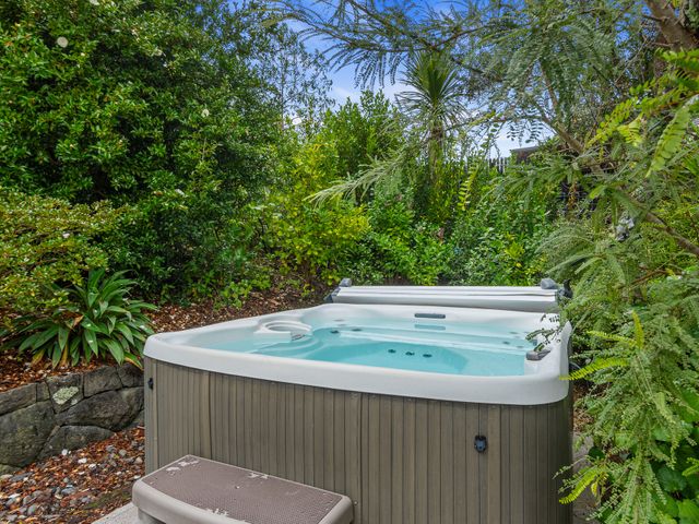 Spa and Surf Retreat - Langs Beach Holiday Home - 1205605 - photo 2