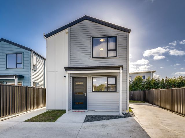 A residential building with a driveway and fence at Mayfair Haven - Hastings Holiday Home, Hastings