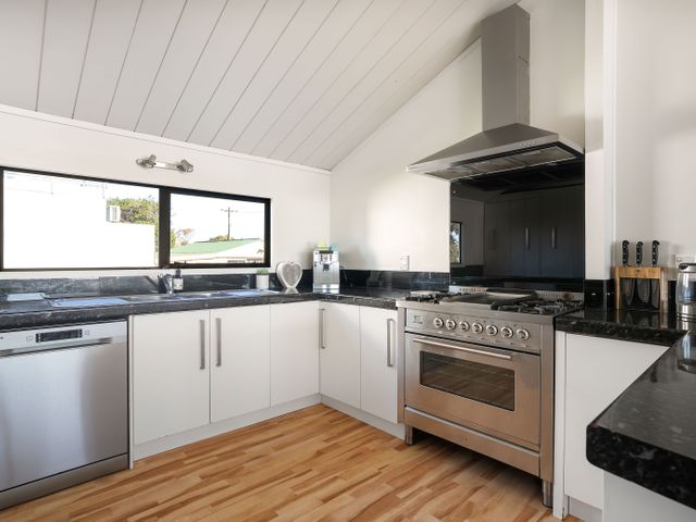 Sandbanks - Papamoa Holiday Home - 1206829 - photo 4