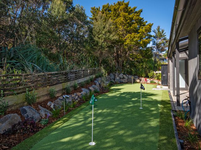 Black House Red Roof - Langs Beach Holiday Home - 1209528 - photo 4