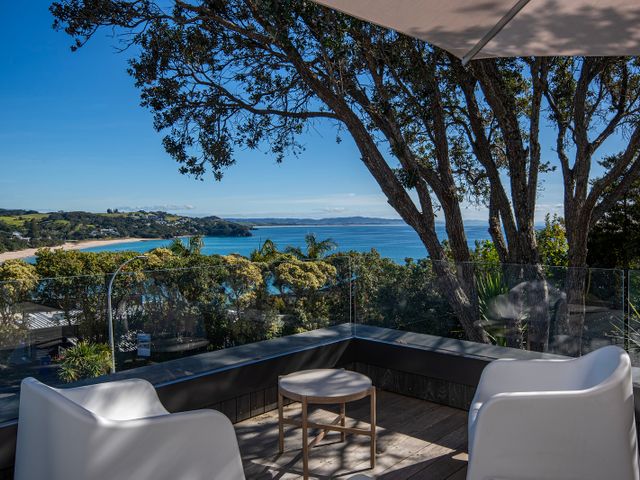 Black House Red Roof - Langs Beach Holiday Home - 1209528 - photo 3