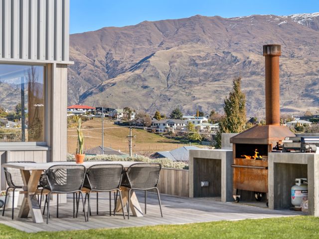 Architecturally Designed - Wanaka Holiday Home - 1210624 - photo 2