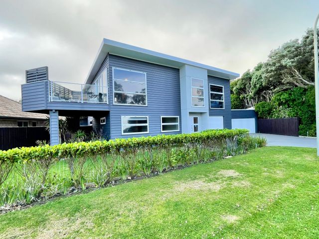 A house with balcony and garage at Vinnie’s haven - Opunake Holiday Home