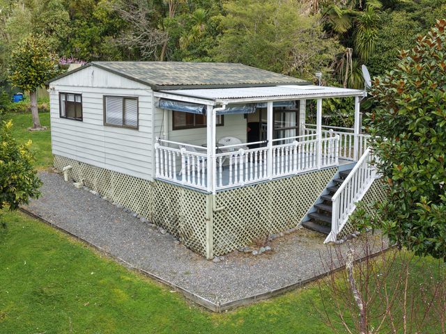 Treetops & Tide Cottage - Moetapu Holiday Home - 1211392 - photo 2