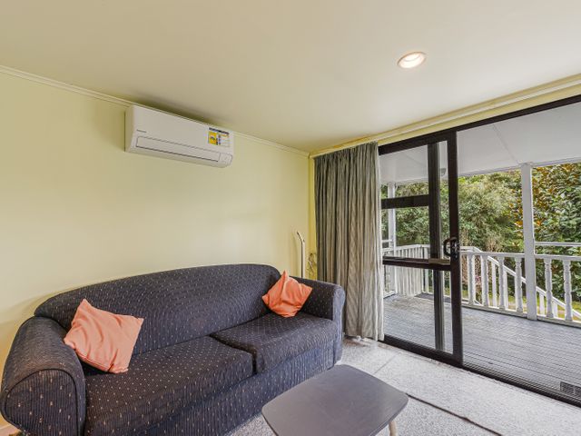 Treetops & Tide Cottage - Moetapu Holiday Home - 1211392 - photo 5