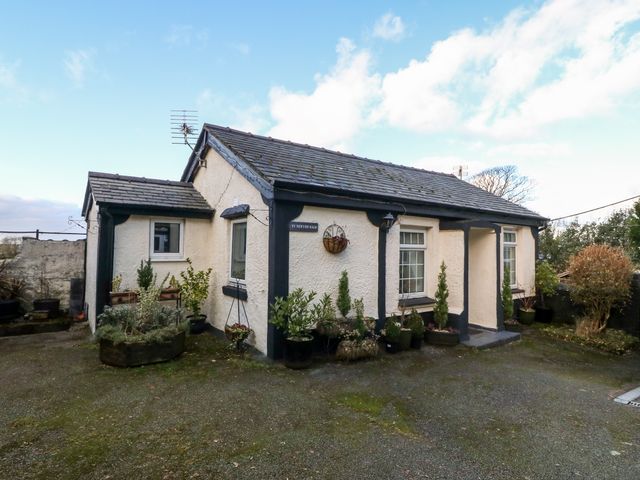 Ty Newydd Bach, Wales