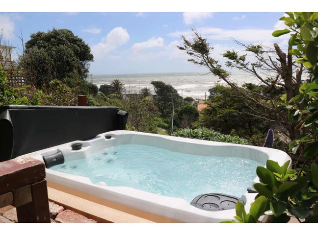 Ocean Breeze Cottage - Paekakariki Holiday Home photo 1