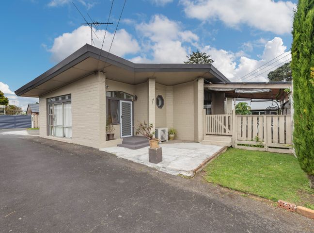 A house with front yard and driveway at Cozy Family Home - Manukau City Holiday Home, Manukau City