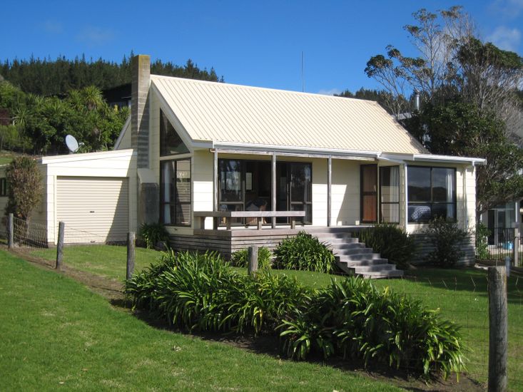 Beachfront Cottage - Opito Bay Holiday Cottage