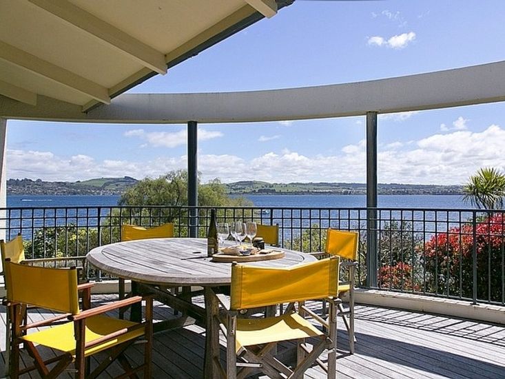 Lake Edge Rainbow Point - Taupo Holiday Home