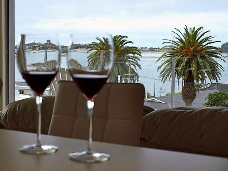 The Beach Pod - Tairua Holiday Home - Dining with Views