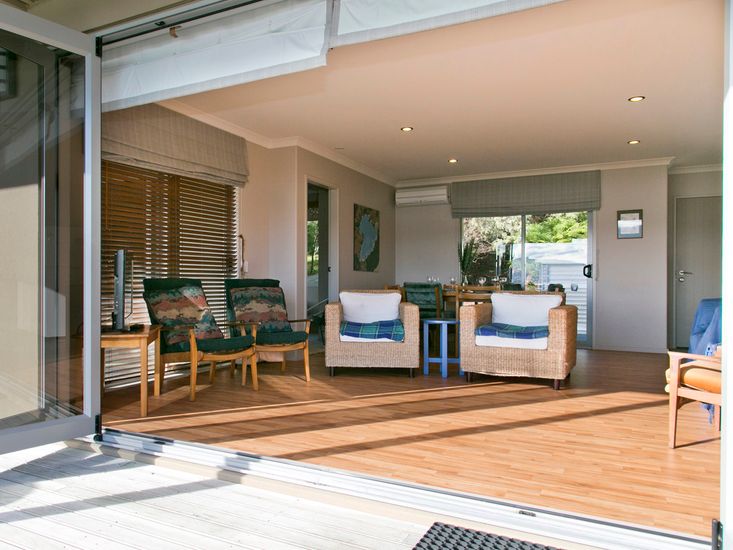 Lakeside Vistas Magic Rainbow Point Holiday Home on the Waterfront